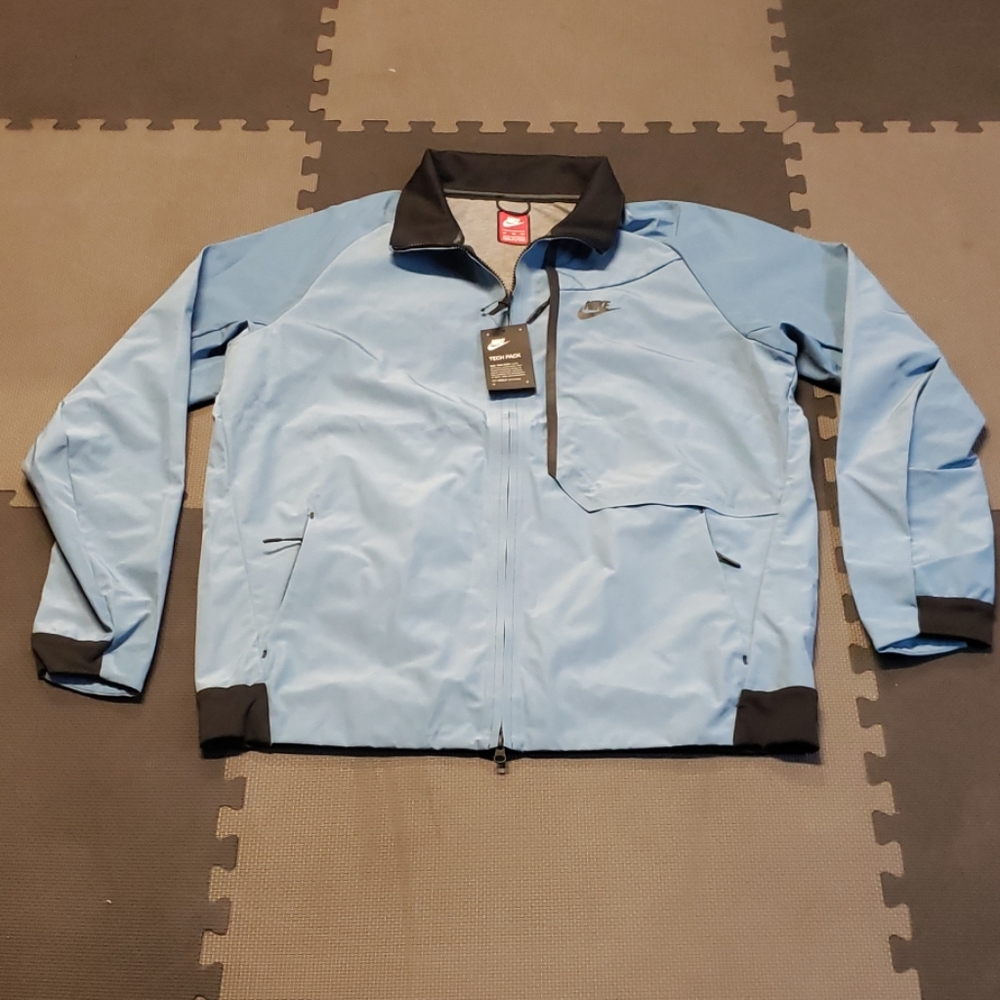 NWT NIKE TECH SHEILD SPORTWEAR LIFESTYLE JACKET